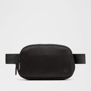 Everywhere belt bag 1 L mesh black NWT